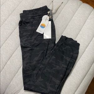 Vuori black camo jogger in size large long length